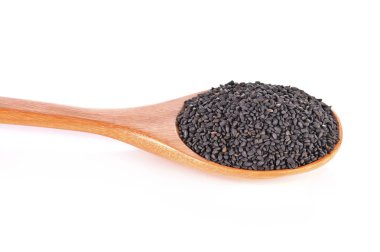 tahta kaşık üzerine susam. Beyaz bir arka plan üzerinde izole