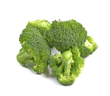 Beyaz arka planda izole edilmiş taze yeşil brokoli.