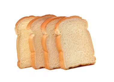Beyaz arkaplanda izole edilmiş dilimlenmiş ekmek