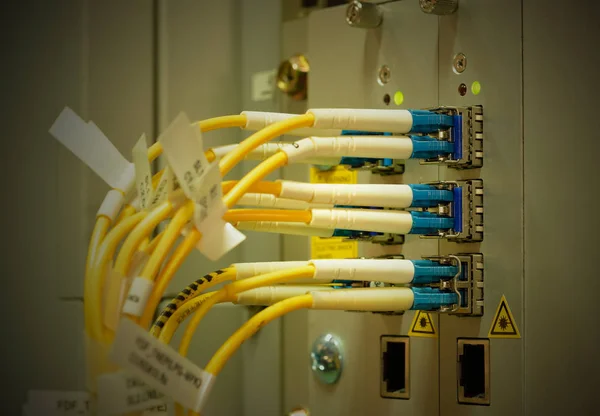 Fiber optik sc/lc konektörler ile. Internet servis sağlayıcı ekipman. Fiber optik kablolar üzerinde odaklanır. veri ağ donanım konsepti.