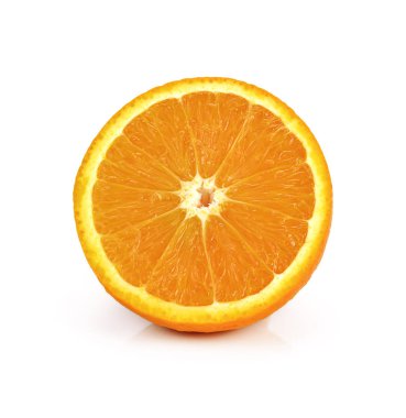 Beyaz arka planda izole edilmiş taze portakal dilimi