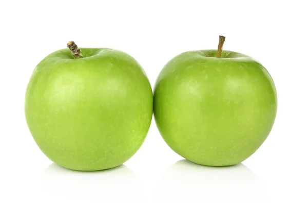 Yeşil elma, beyaz arkaplanda izole