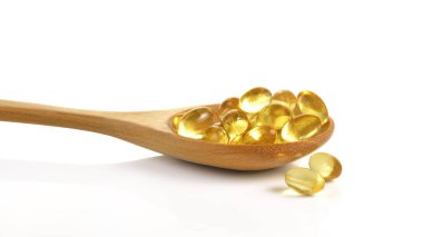 Morina ciğeri yağı omega 3 jel kapsülleri beyaz arka planda izole
