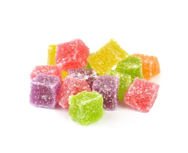 Beyaz arkaplanda izole edilmiş renkli şekerler