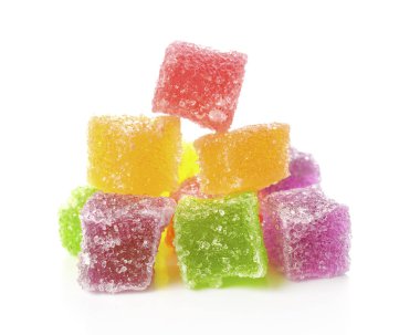 Beyaz arkaplanda izole edilmiş renkli şekerler