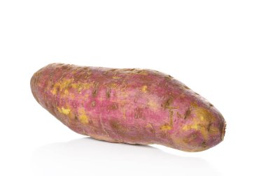 Beyaz arka planda tatlı patates