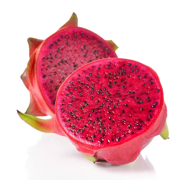 Ejder Meyvesi beyaz arkaplanda izole.