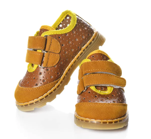 Beyaz arka plan üzerinde izole çocuk ayakkabı