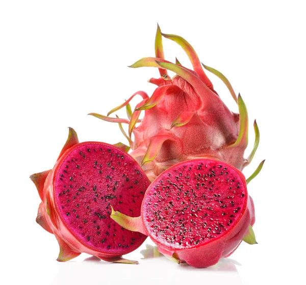 Ejder Meyvesi beyaz arkaplanda izole.