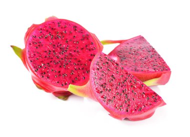 Ejder Meyvesi beyaz arkaplanda izole.