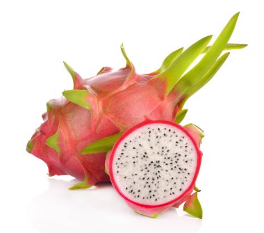 Ejder Meyvesi beyaz arkaplanda izole.