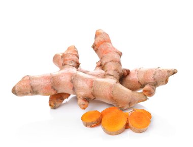 beyaz arkaplanda zerdeçal izole edildi.