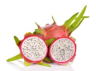 Ejder Meyvesi beyaz arkaplanda izole.