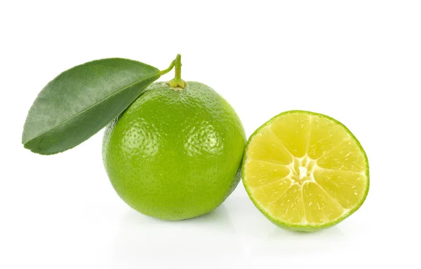 Lime Met Blad Een Witte Achtergrond — Stockfoto