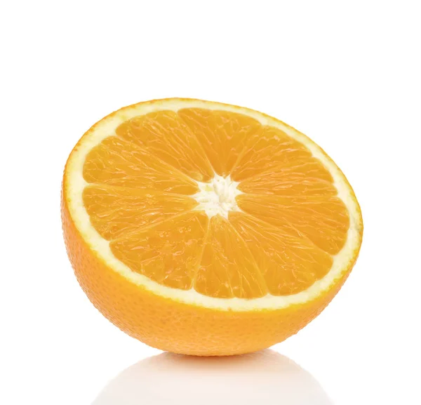 Halv Apelsin Frukt Vit Bakgrund Frisk Och Saftig — Stockfoto
