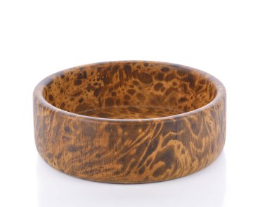 Ahşap kase. Bir izole üzerinde beyaz arka plan