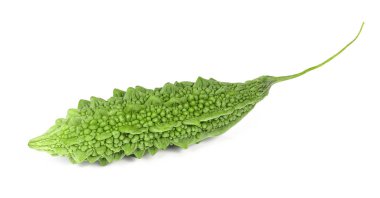 Yeşil Momordica charantia beyaz arka planda izole.