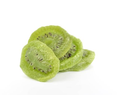 Kurutulmuş kivi beyaz arkaplanda izole edildi