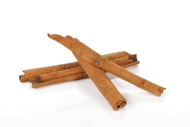 Tarçın beyaz arkaplanda izole edildi