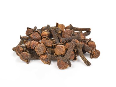 Beyaz arkaplanda baharat karanfilleri