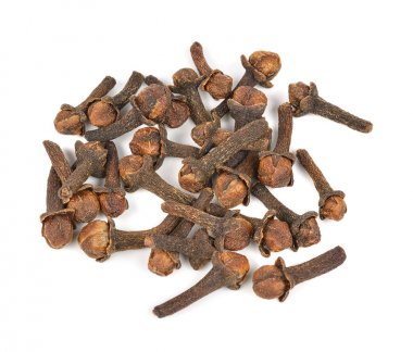 Beyaz arkaplanda baharat karanfilleri
