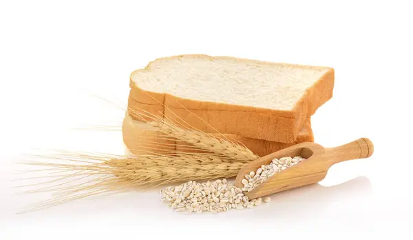Gerste (Hordeum) mit Perlgerste und Brot isoliert auf weißem b — Stockfoto