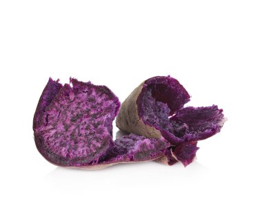 Beyaz arka planda izole edilmiş tatlı patates