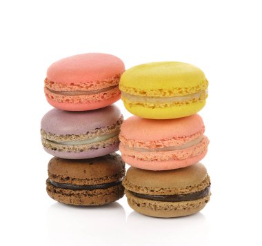 Beyaz arka plan üzerinde macaroons izole.