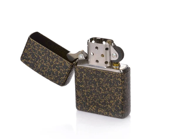 En Vintage (gammal) Zippo ljusare öppnade isolerad vit bakgrund — Stockfoto