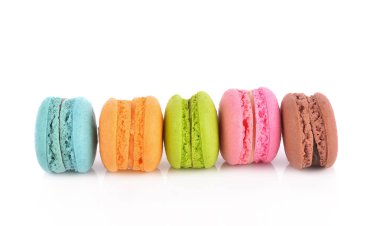 Beyaz arka plan üzerinde macaroons izole.