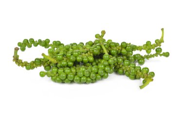 Beyaz arkaplanda yeşil biber izole edildi.