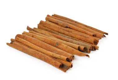 Tarçın beyaz arkaplanda izole edildi
