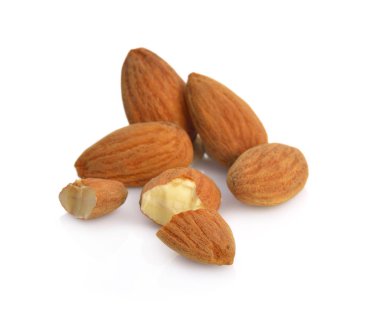 Beyaz arkaplanda izole edilmiş bademler