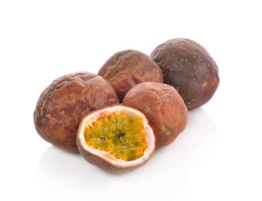 Çarkıfelek meyvesi beyaz arka planda izole