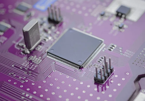 Microchip su un circuito stampato — Foto Stock