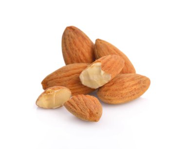 Beyaz arkaplanda izole edilmiş bademler