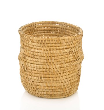 Beyaz arkaplanda izole edilmiş vintage dokuma sepeti