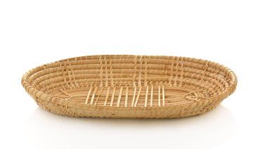 Beyaz arkaplanda izole edilmiş vintage dokuma sepeti