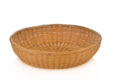 Beyaz arkaplanda izole edilmiş vintage dokuma sepeti