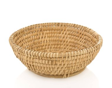 Beyaz arkaplanda izole edilmiş vintage dokuma sepeti