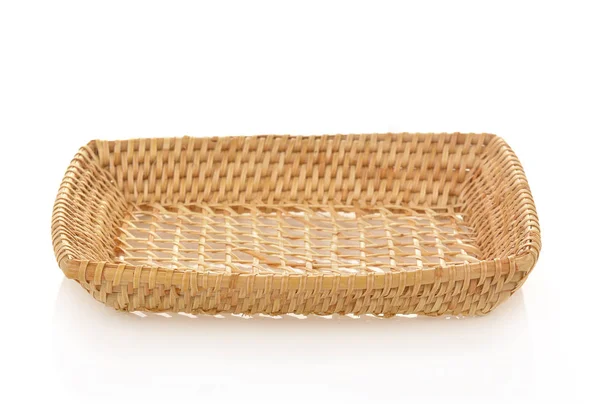 Vintage cesta de mimbre tejido aislado sobre fondo blanco — Foto de Stock