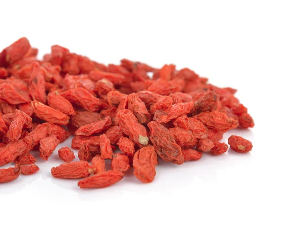 Kurutulmuş kurt üzümü, beyaz arka planda izole edilmiş.