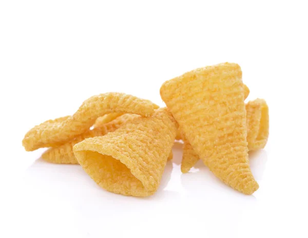 Snacks de maíz sobre un fondo blanco — Foto de Stock
