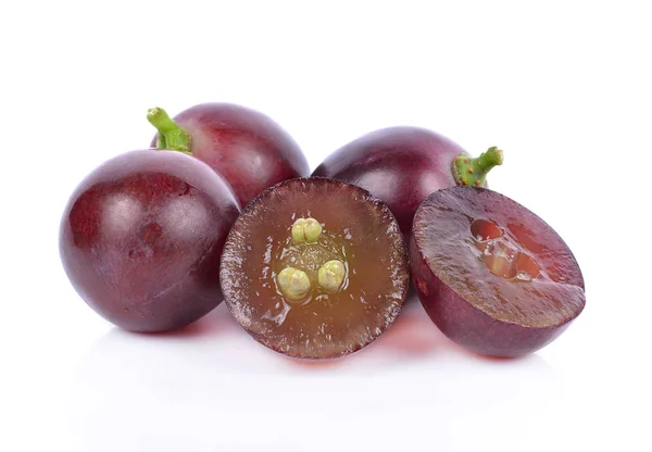 Uvas rojas fondo blanco — Foto de Stock