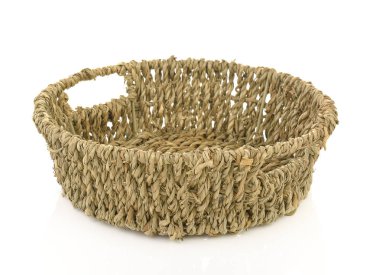 Beyaz arkaplanda izole edilmiş vintage dokuma sepeti