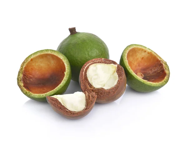Macadamia noten op witte achtergrond — Stockfoto