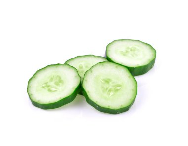 Beyaz arka planda izole edilmiş salatalık ve dilimler.