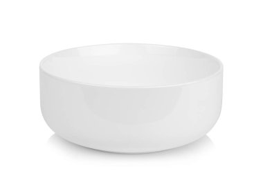 Beyaz arkaplanda izole edilmiş beyaz seramik kase.