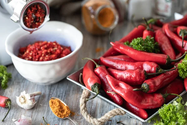 Red Hot mini Pepper på trä bakgrund — Stockfoto
