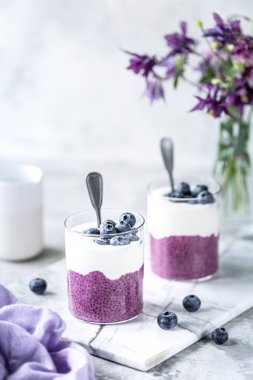 Bir kahvaltı kupa fındık, chia tohumu ve meyve ile ev yapımı granola. Işık fotoğrafı